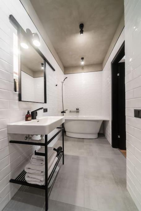 3 Storey Apartment With A Character And A Terrace Рига Екстериор снимка
